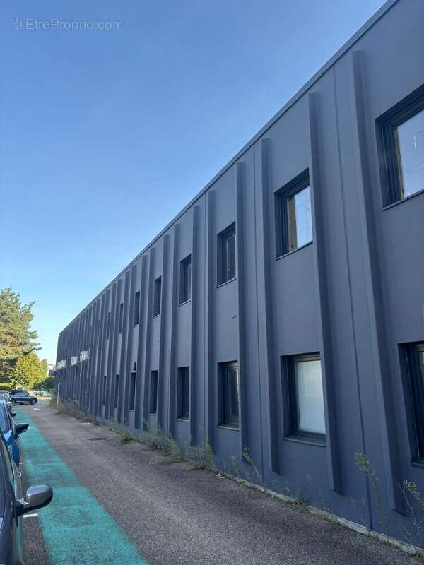 Commerce 2560 m² à Saint-Etienne  - photo 3