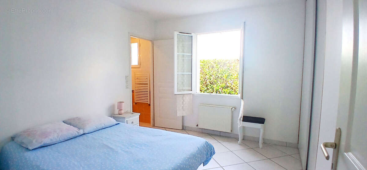 PLAIN PIED  122 m² et garage - Saint Sulpice De Royan 5 pièce(s) sur  679m² - photo 8