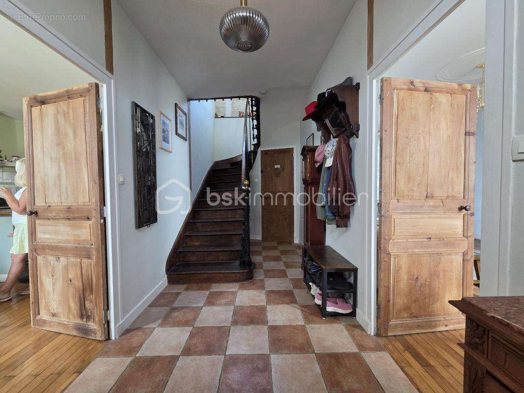 Coup de cœur – charme, elegance et potentiel, belle maison rénovée avec studio, piscine chauffée et 1 940 m² de terrain - photo 3