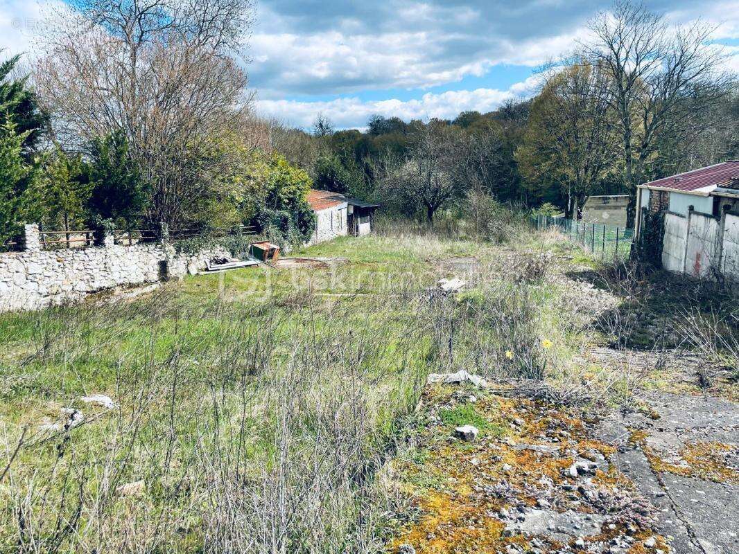 Terrain constructible et viabilisé de 1054 m2 - photo 2