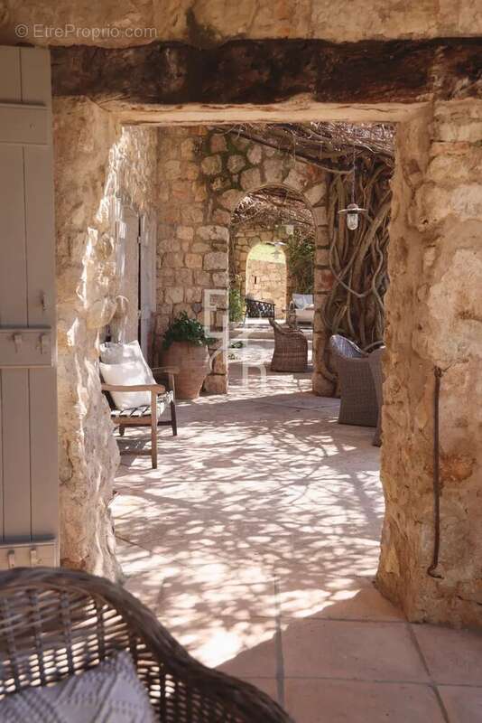 Maison à CHATEAUNEUF-GRASSE