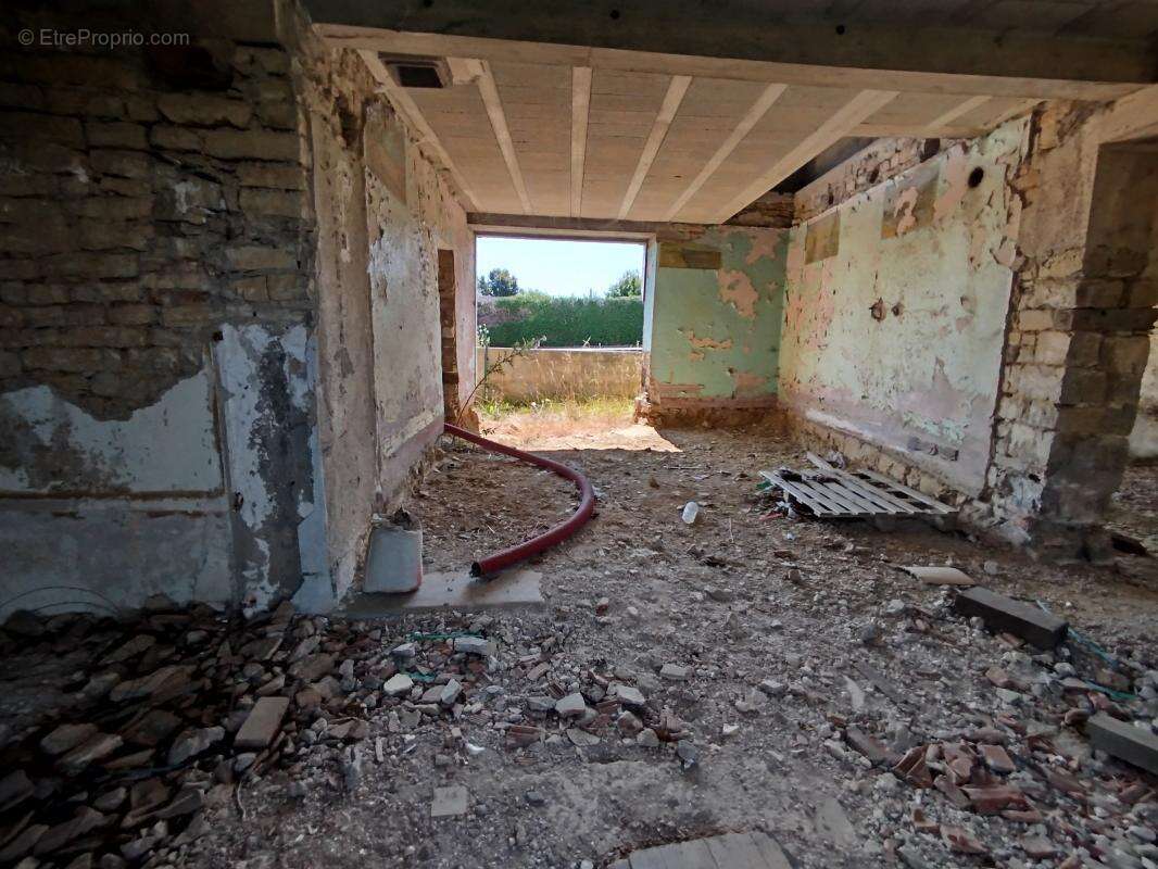 Maison en cours de construction — toiture refaite à neuf — fort potentiel - photo 3