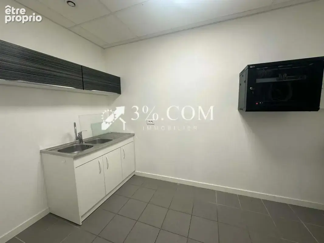 Bätiment professionnel 1728 m2 sur une parcelle de 6949 m2 d - photo 10