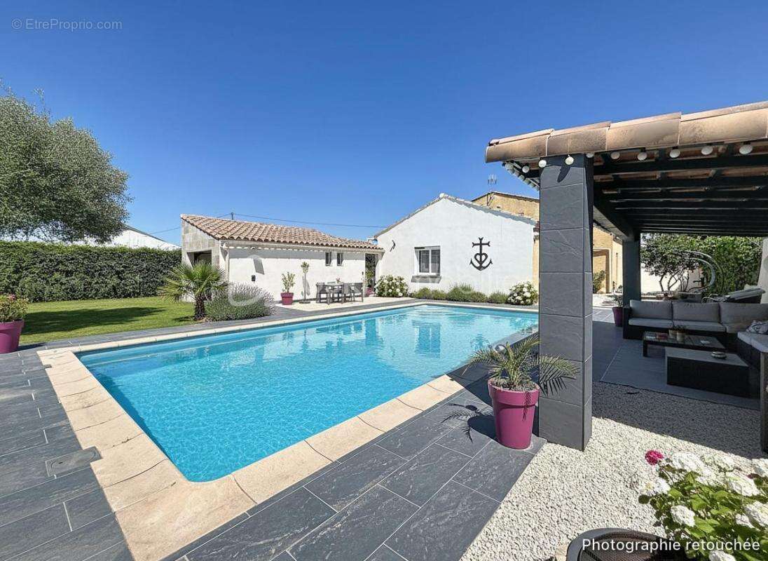 Maison familiale 6 pièces de 160 m2 avec grande piscine et garages - photo 2