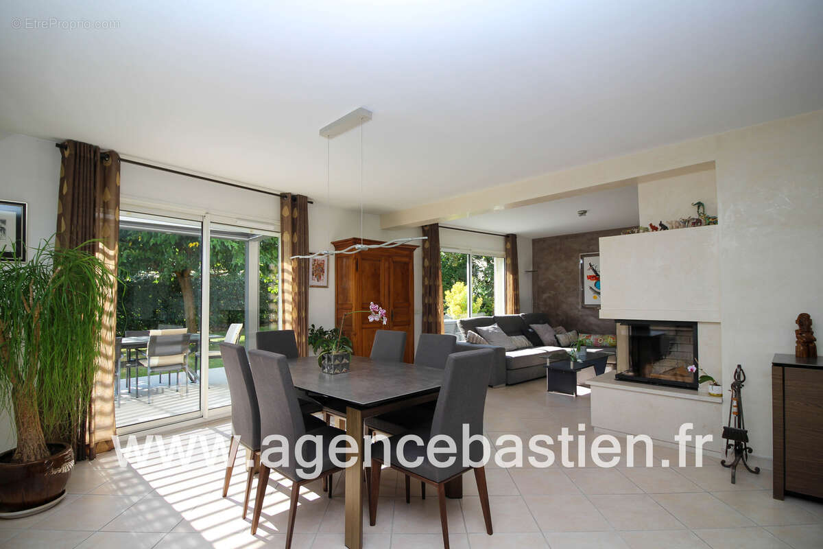 CESSY   Tutegny  Superbe villa de 182 m2 (205m2 au sol) avec piscine chauffée, terrain de 1 146 m2, vue Mont- - photo 6