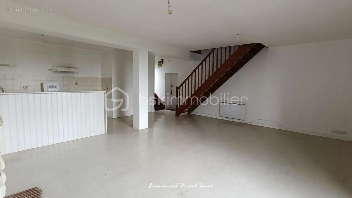 À vendre – immeuble de 4 logements au cœur de la cité médiévale de lusignan - photo 8