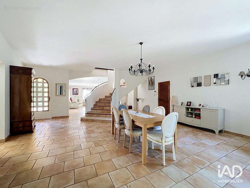 Maison 229 m² à Morieres-Les-Avignon  - photo 7