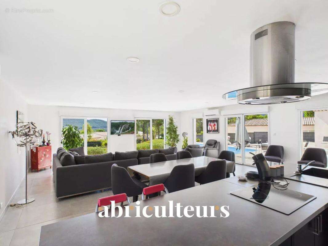 Maison à BAGNOLS-EN-FORET