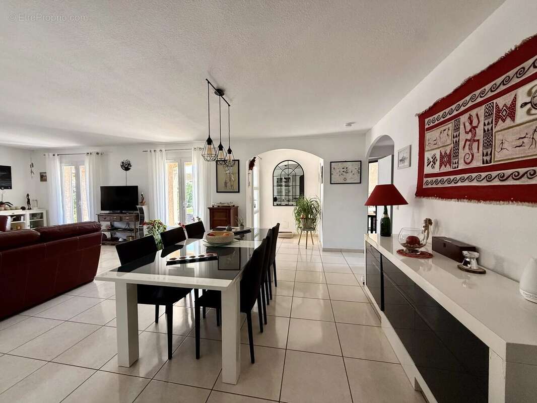 Superbe villa avec piscine sur belle parcelle de terrain arborée - photo 8