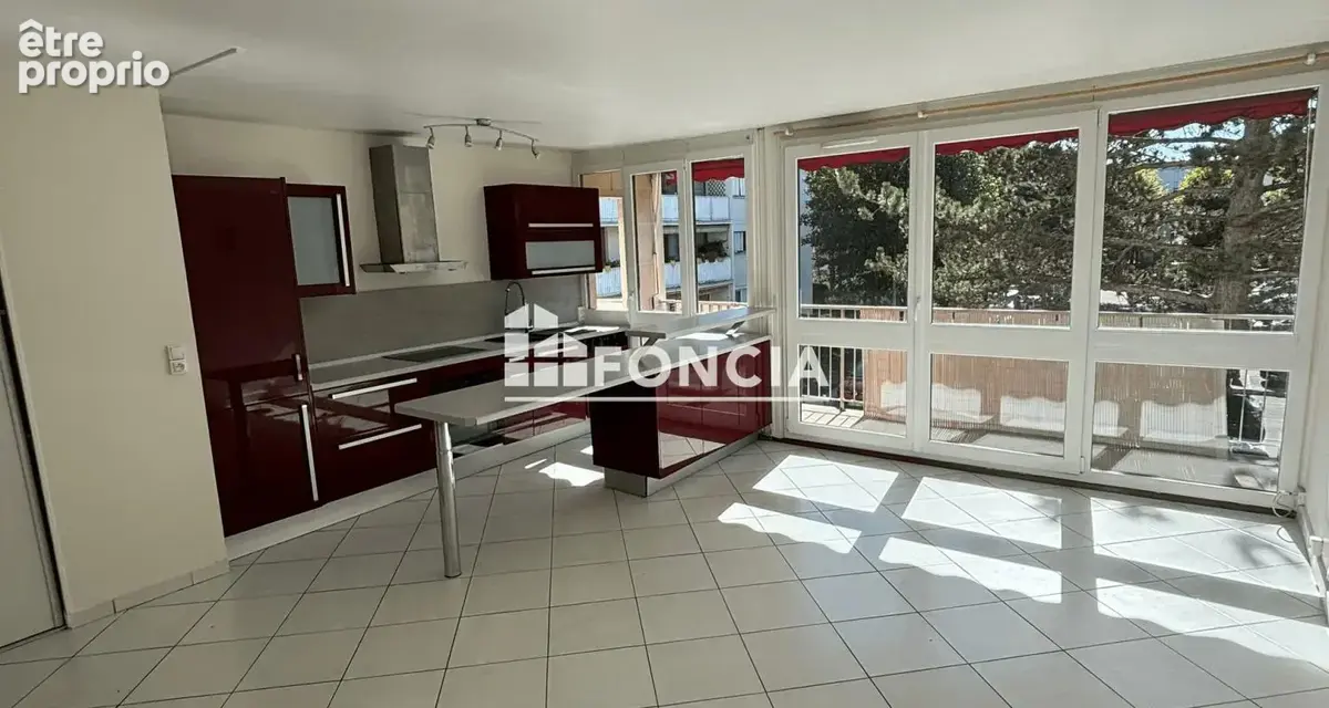 3 pièces au premier étage sans ascenseur avec grand balcon filant, parking extérieur et cave, dans résidence arborée, sécurisée - photo 1