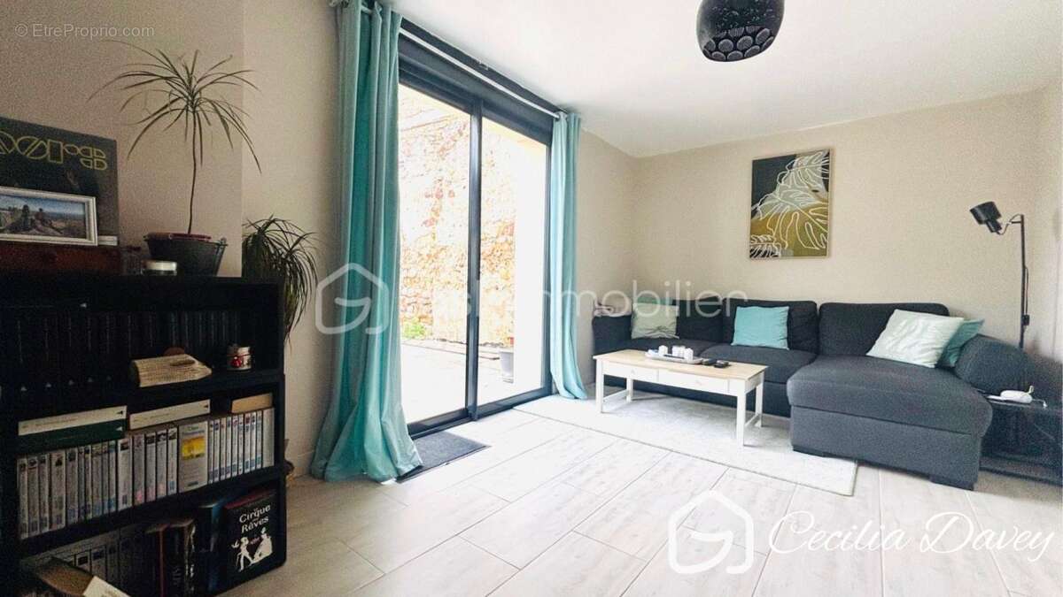 *** Nouveauté : Maison ancienne de caractère pleine de cachet avec son agréable espace extérieur composé d’une terrasse et d’un  - photo 8
