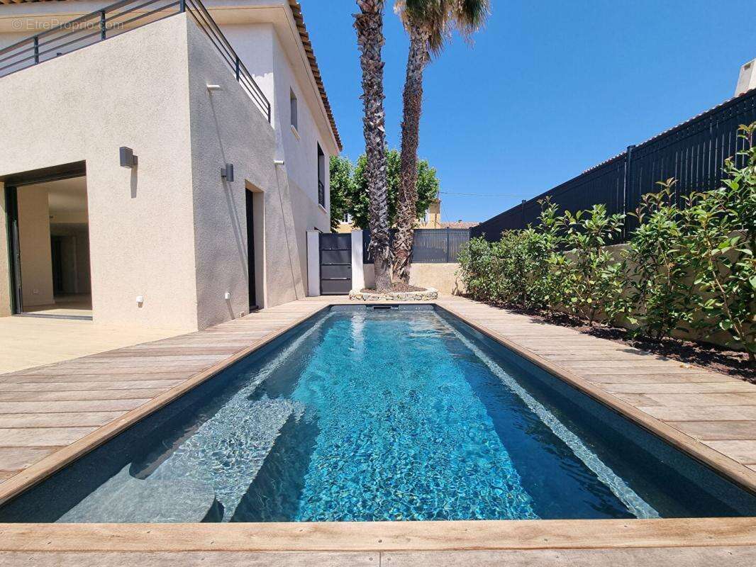 Maison à SAINT-CYR-SUR-MER