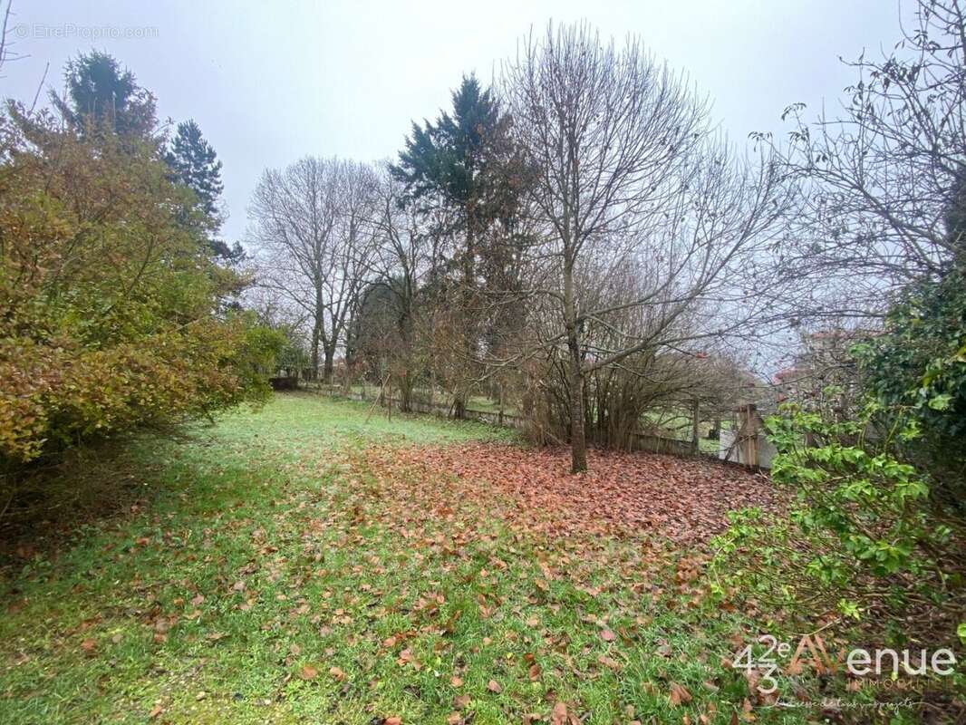 Terrain à LES VILLETTES