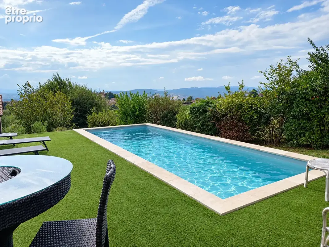 Oingt - Une villa familiale 5 chambres avec piscine et vue dégagée - photo 4