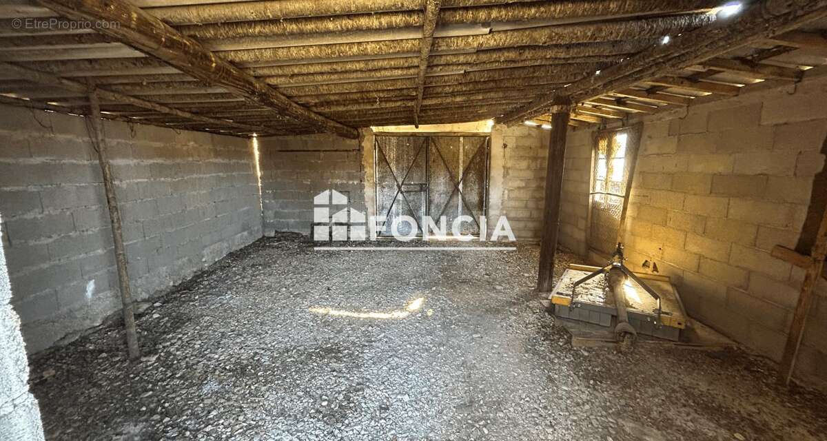 Bédoin – Propriété de 84 m² avec dépendances de 150 m² et terrain de 1 600 m² à rénover - photo 2