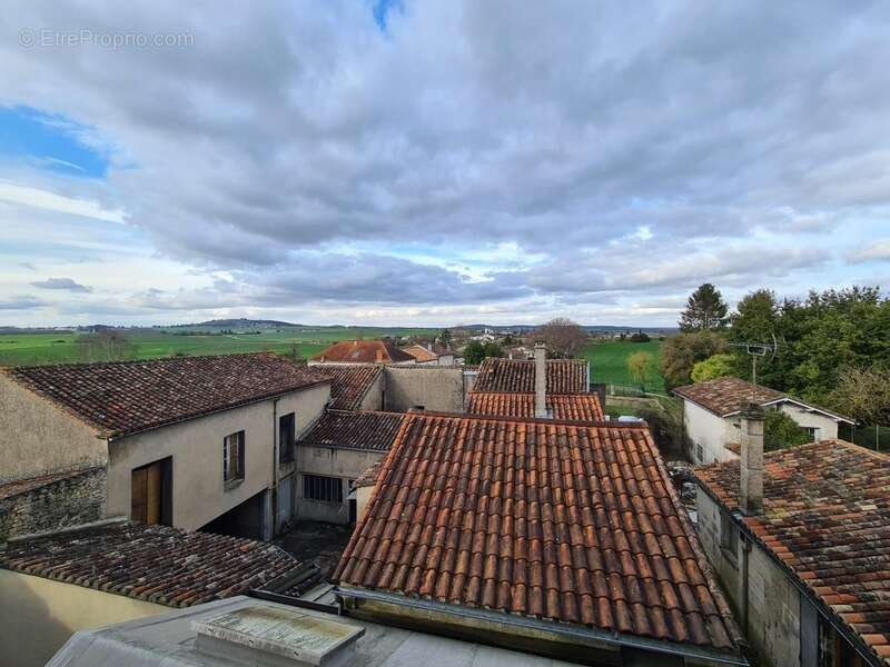 Appartement à VILLEBOIS-LAVALETTE