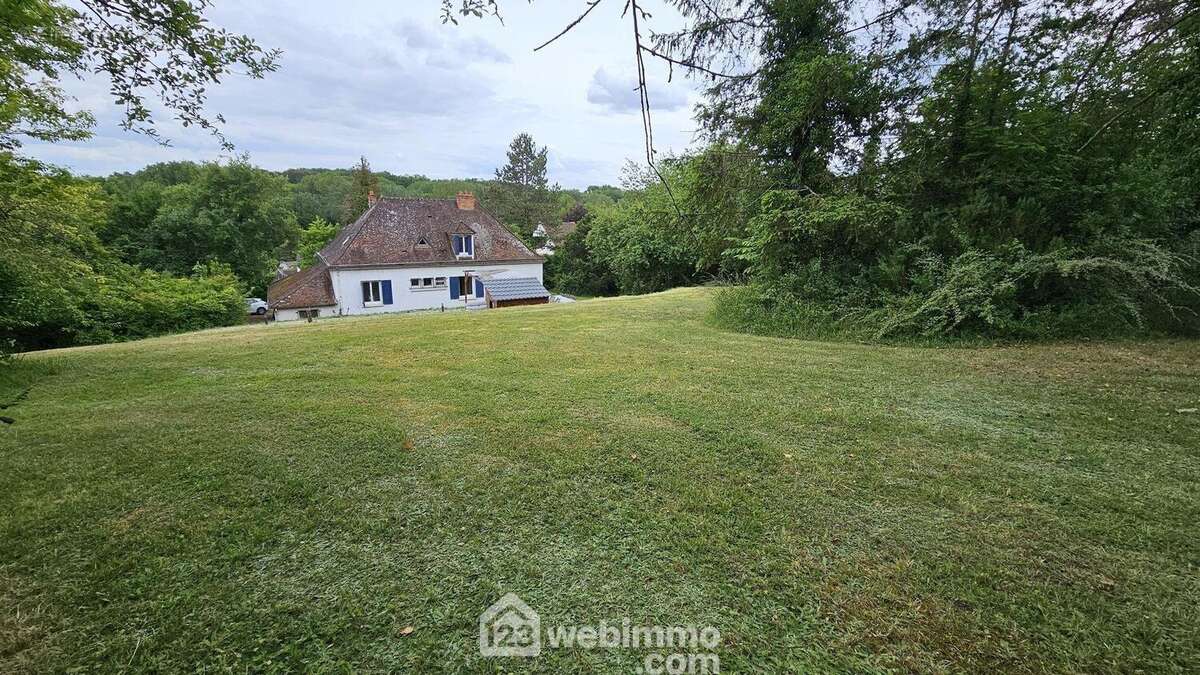 Venez visiter cette belle maison de 140 m² sur un terrain de 3967 m². - Maison à MALESHERBES