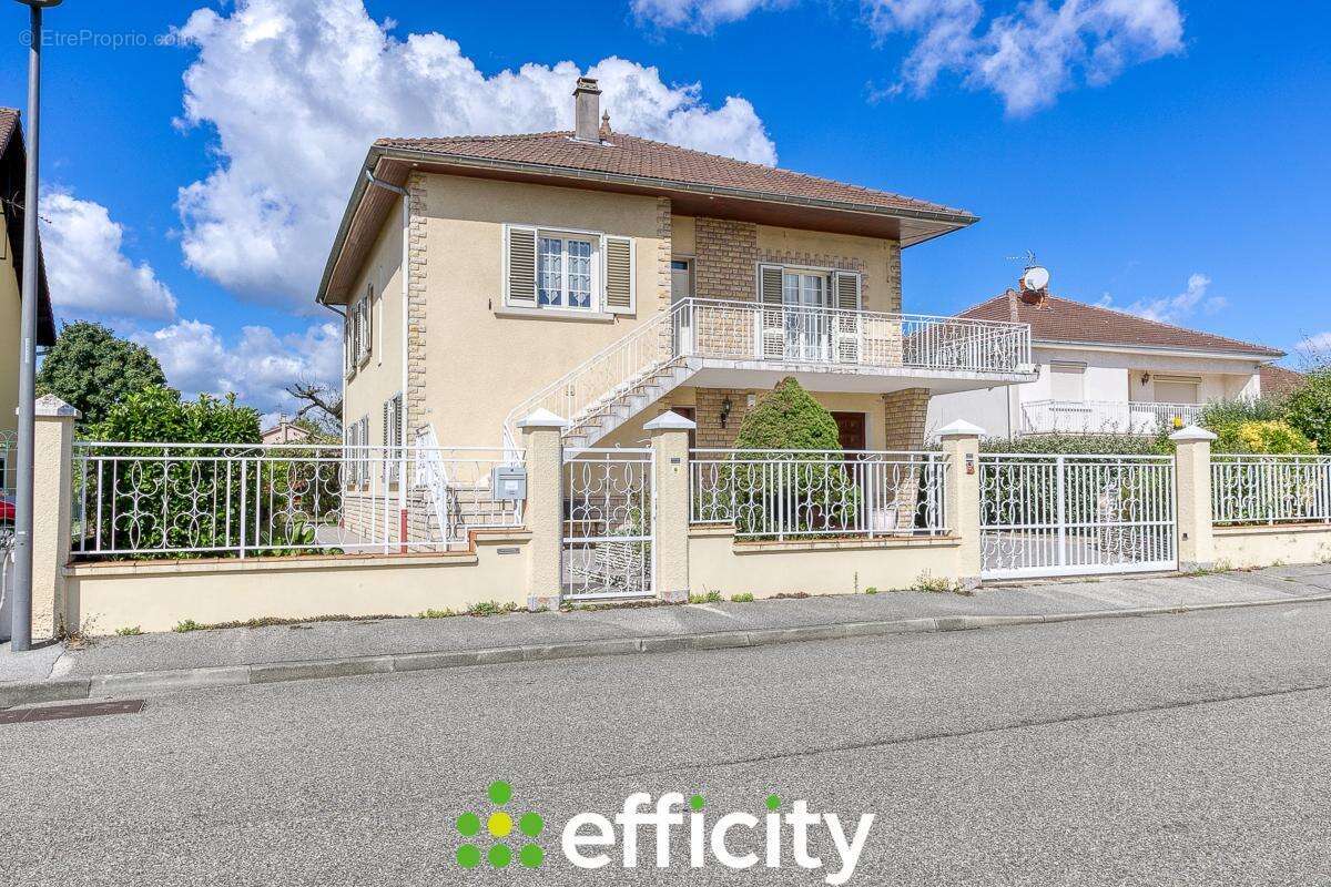 Maison 180 m² à Corbas  - photo 2