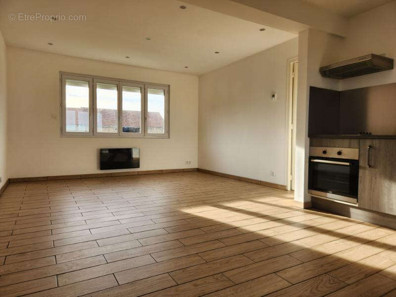 Maison à TREMBLAY-LES-VILLAGES