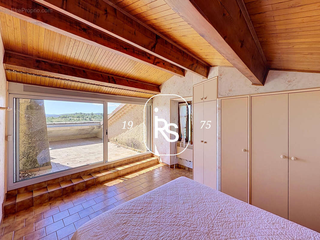 Une maison en pierre de 221 m2 avec 1,83 ha de terrain arboré, une piscine et un accès privé à la rivière. - photo 10