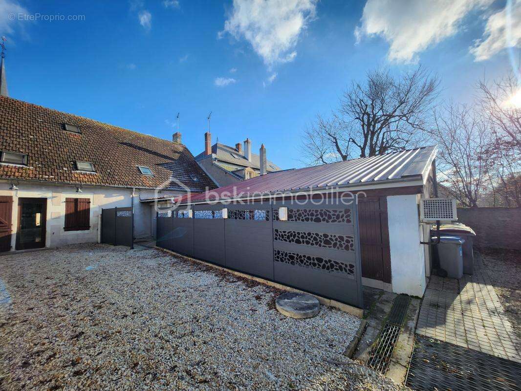 Commerce à COURS-LES-BARRES