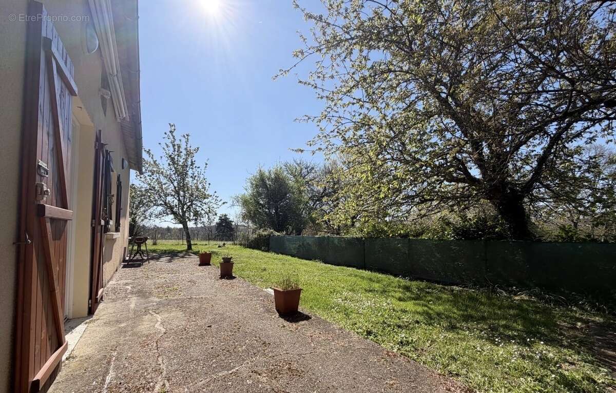 Maison à CREYSSENSAC-ET-PISSOT