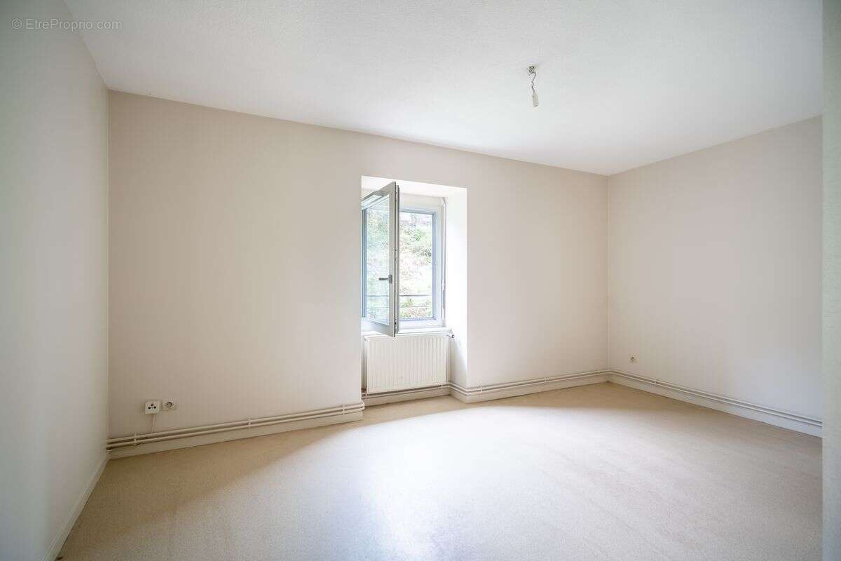 Appartement à COURS-LA-VILLE