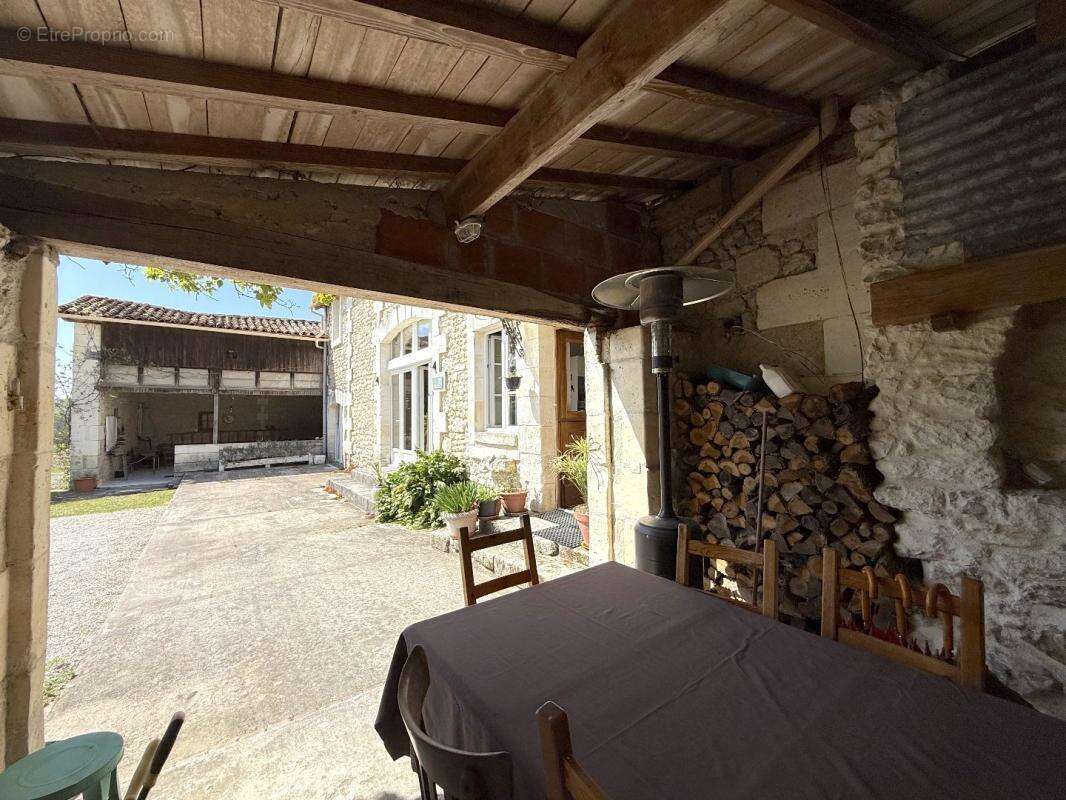 Maison à NANTEUIL-AURIAC-DE-BOURZAC