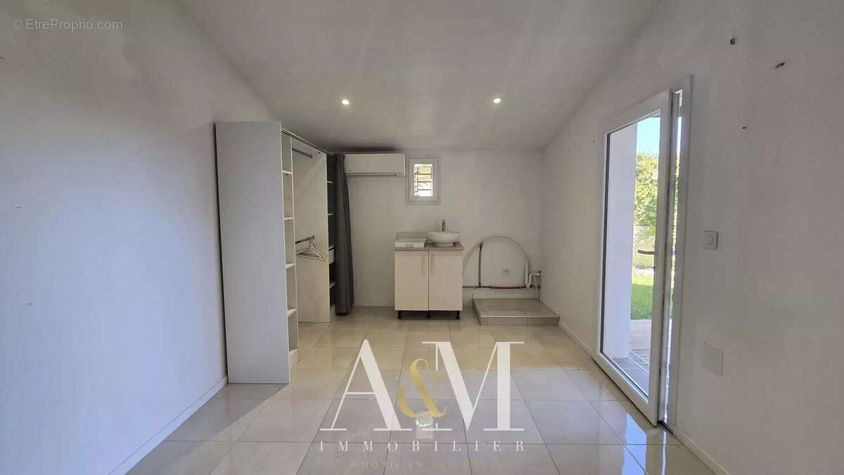 Maison à SAINT-CLEMENT-DE-RIVIERE