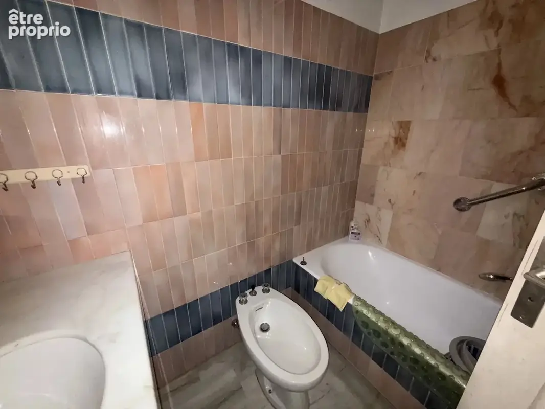 Cannes Centre : Appartement 2 pièces de 49 m² avec terrasse de 16 m² et aperçu mer, à rénover - photo 9