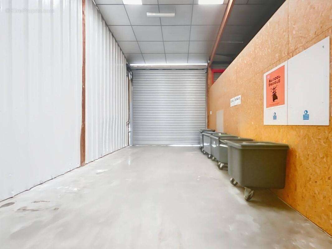 Local d'activité - Le Neubourg / Elbeuf - 1540m² - photo 2
