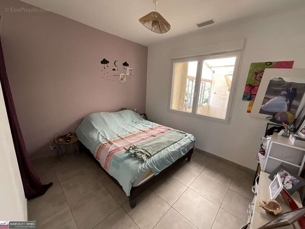 Beau potententiel !!! Pour cette lumineuse villa T4 offrant 92 m² + véranda de 37 m² + apt T2 de 50 m²  4 faces sur 1 069 m² ave - photo 17
