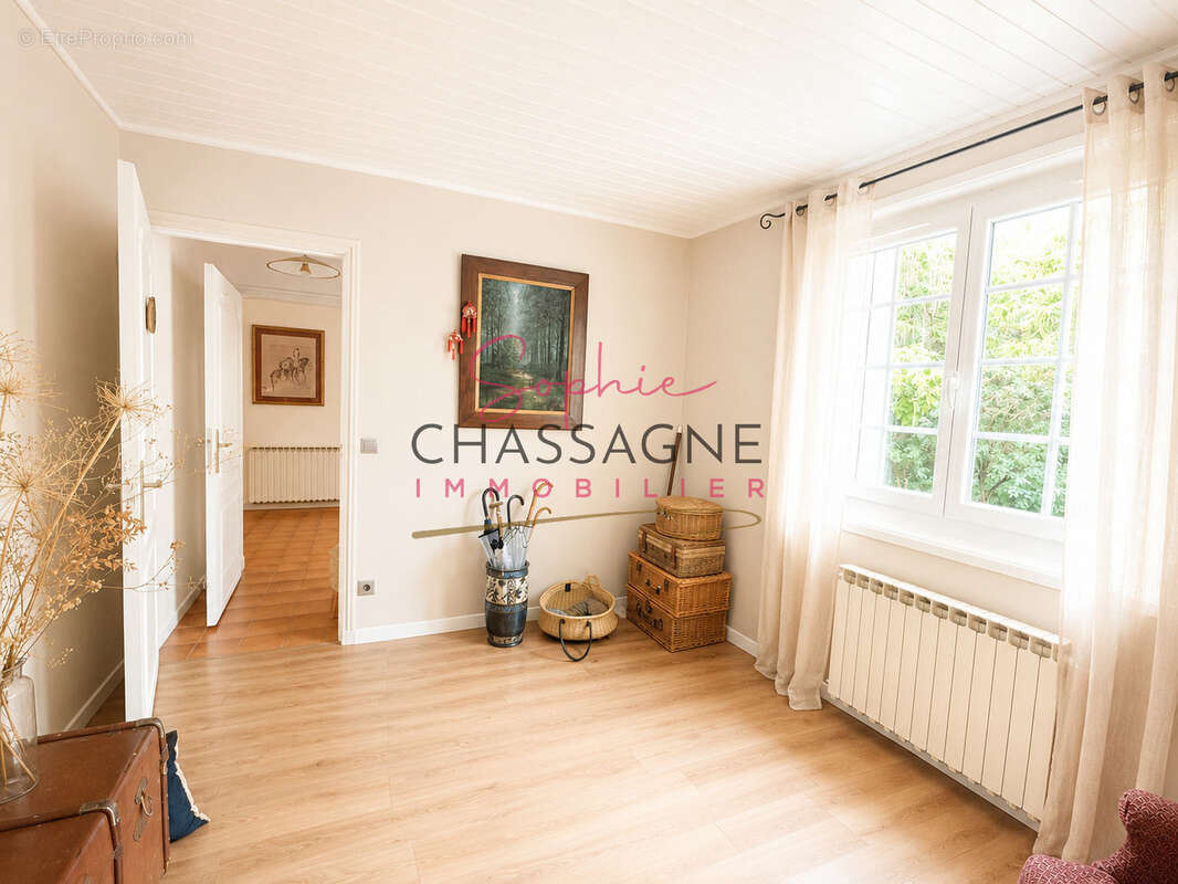 À seulement 30 minutes de Libourne et de Montendre, et 10 minutes de Coutras, découvrez cette authentique mais - photo 22