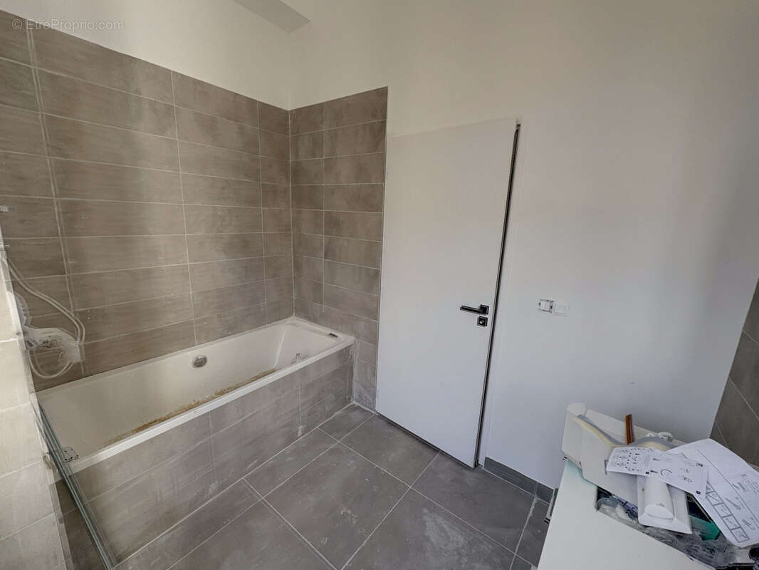 Appartement à VALERGUES