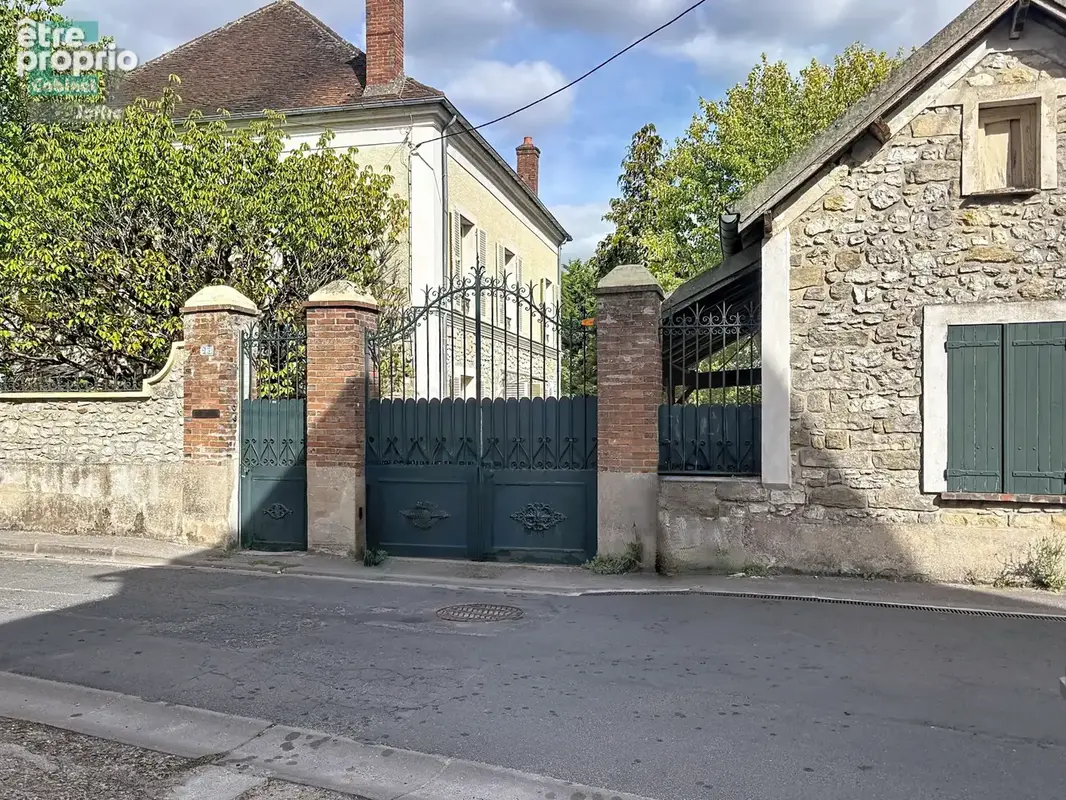THOMERY — Maison de caractère du XIXe siècle,  Une demeure familiale pleine de charme, à deux pas du Château R - photo 2