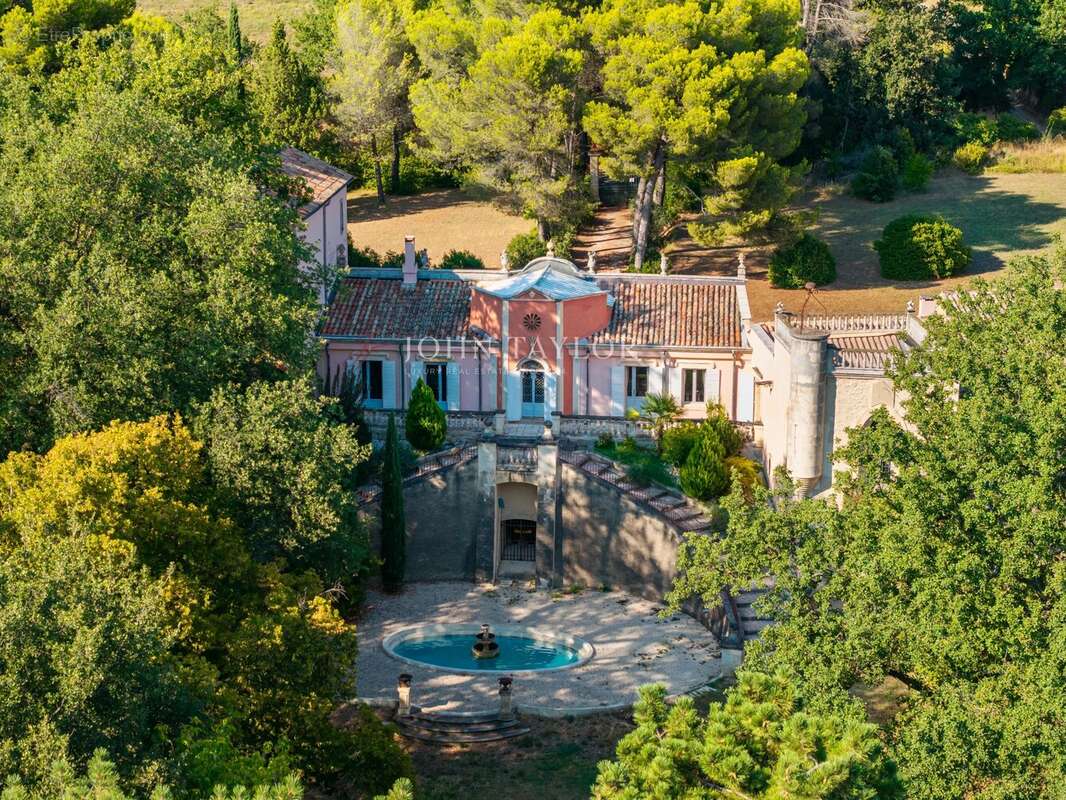 Propriété d'exception aux portes de Lourmarin – Élégant domaine de caractère au cœur du Luberon - photo 4