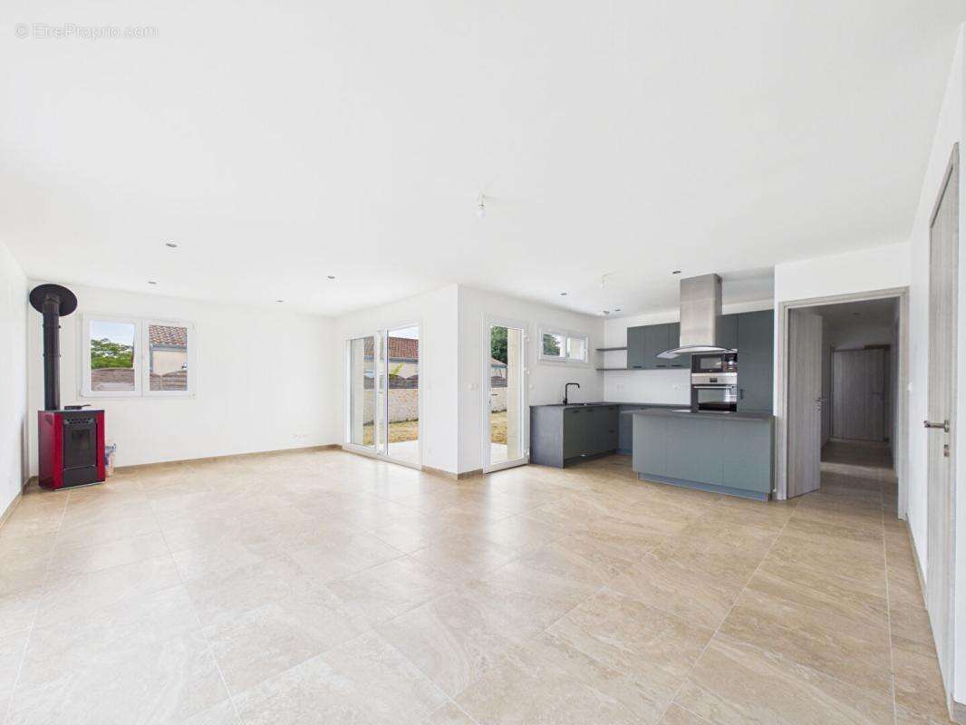 Maison neuve plain pied de 113 m2 à St Sauvant , 3 chambres , terrain de 741 m2 , garage - photo 2