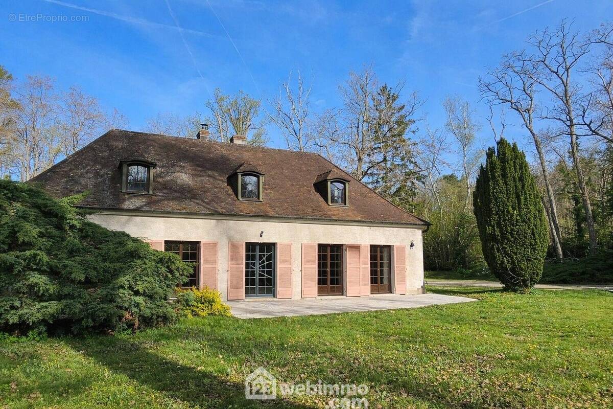 Venez découvrir cette maison en lisière de forêt de 212 m². - Maison à NOISY-SUR-ECOLE