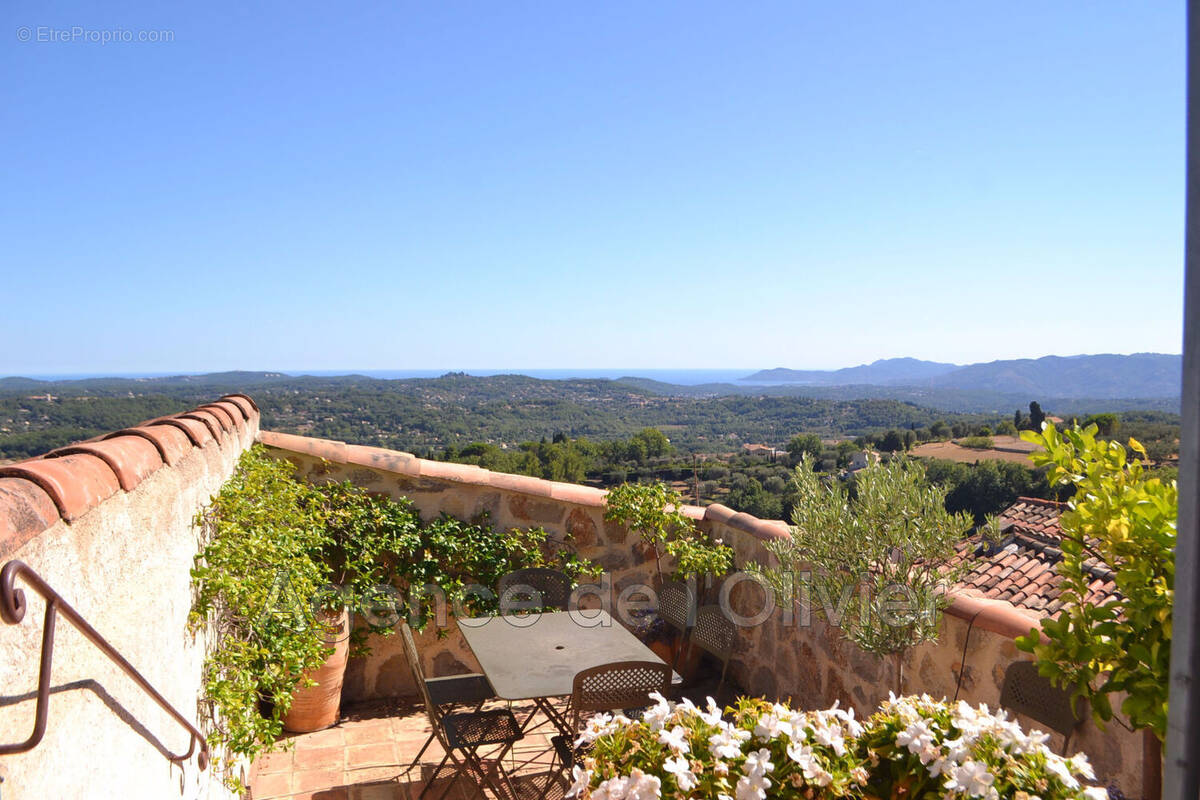 Maison à CHATEAUNEUF-GRASSE