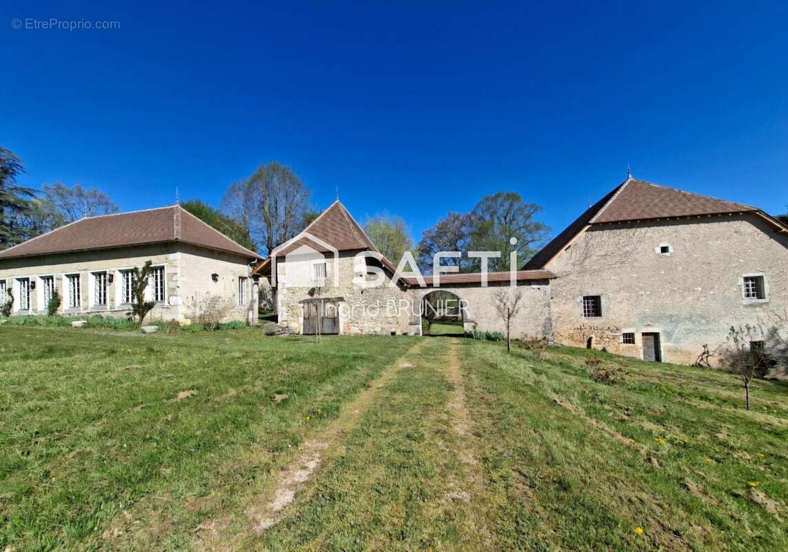 Maison 585 m² à Chazey-Bons  - photo 3