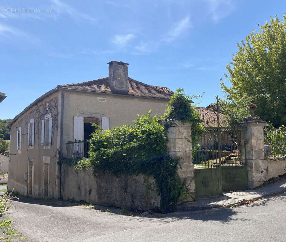facade avec portail - Maison à SALLES-LAVALETTE