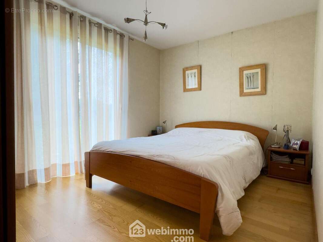 La partie nuit se compose de 3 chambres, une de 11.88m², une 2ème de 11.42m²... - Maison à CHOLET