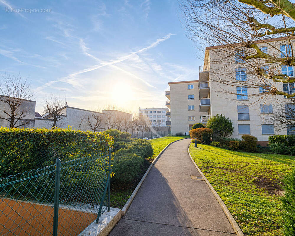 Studio à La Varenne Saint Hilaire de 23.55 m2 avec avec terrasse + cave + parking - photo 6