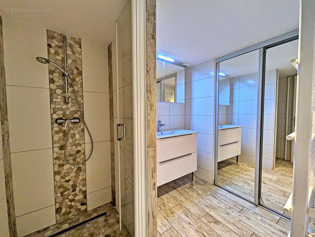 Salle d'eau rez-de-chaussée - Maison à VALENCE