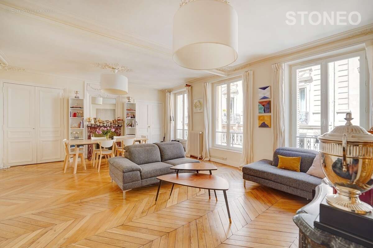 Appartement à PARIS-16E