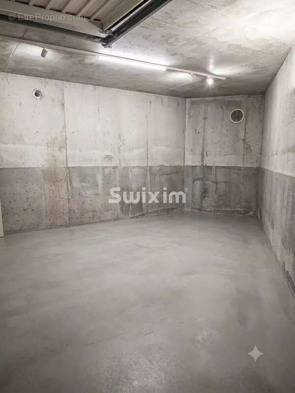Garage / Entrepôt de plein centre-ville — Cavalaire-sur-Mer - photo 3