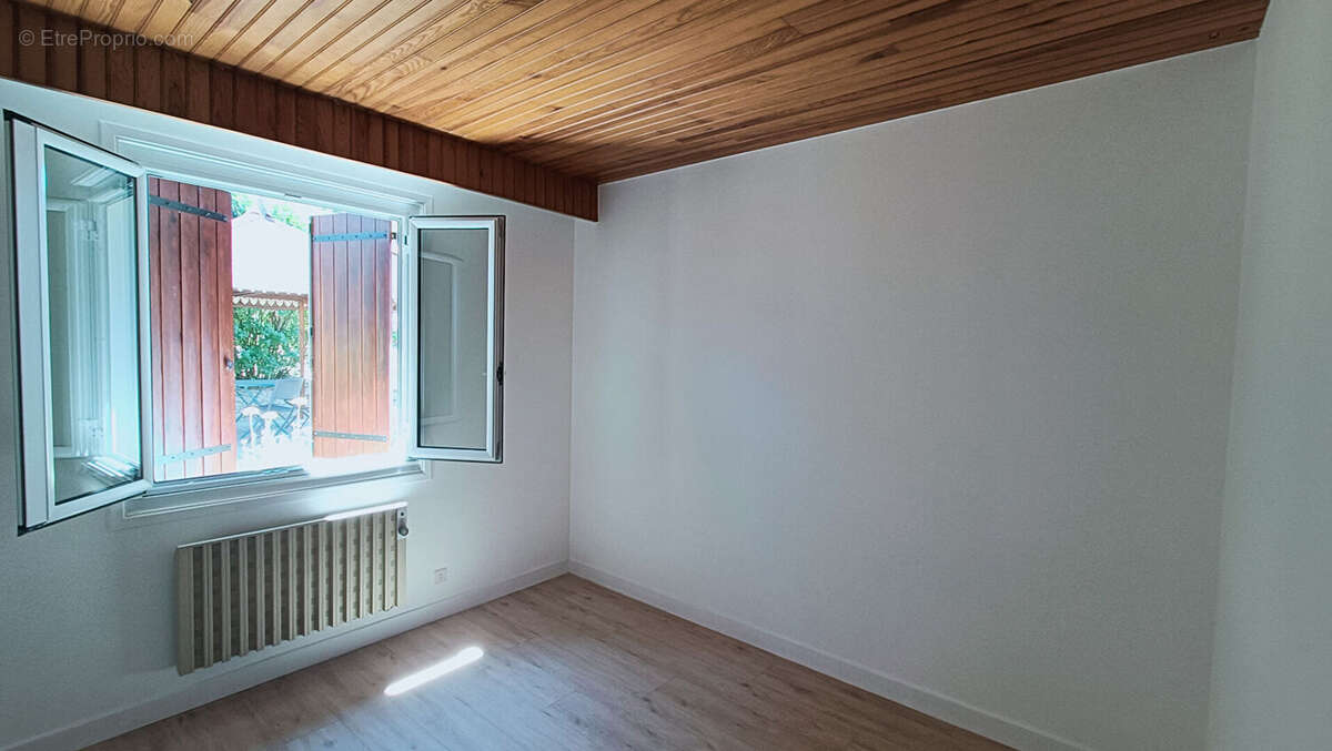 Maison de plain pied avec grand terrain constructible et garage indépendant de 80m2 - photo 8