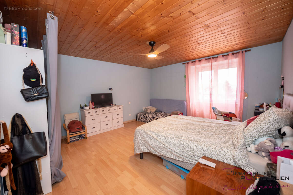 Maison de caractere offrant de beaux volumes - photo 21