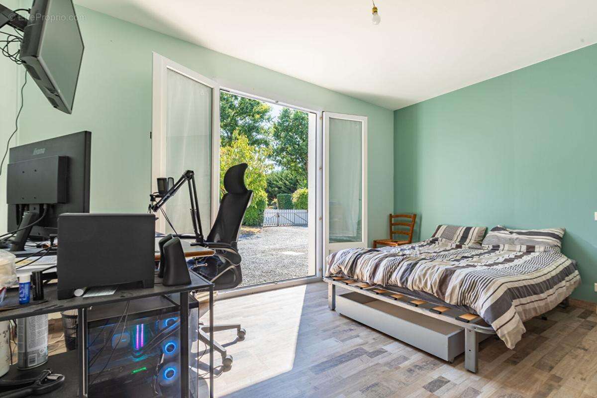 Maison Cugand 5 P . 4 Chs . 121.69 M² . T 1276 M² . Piscine avec abri . Garages . Terrasse - photo 16