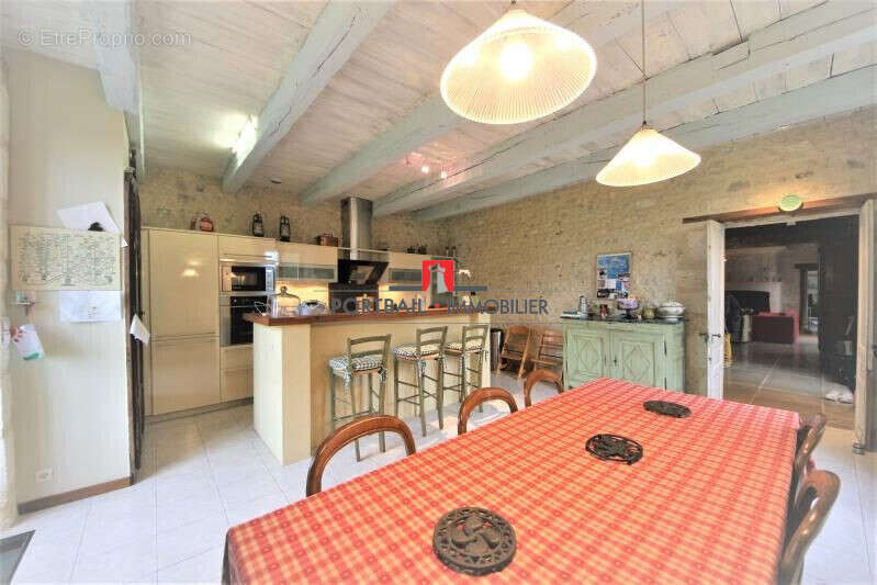 Maison 285 m² à Saint-Andre-De-Cubzac  - photo 6